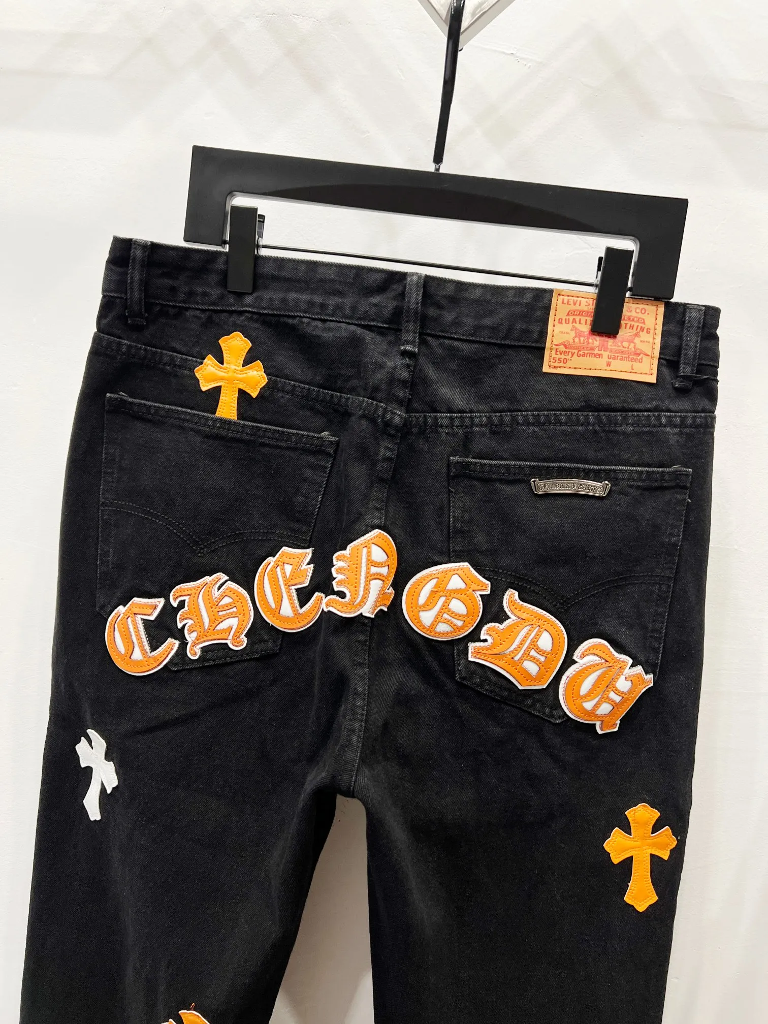 P260 Style number: (K710) Style number: (K550) Chrome Hearts & Chrome Hearts CH city limited series Sanskrit cross patch leather jeans need to be washed and then disassembled and hand-stitched with sheepskin cross leather and then spliced ​​together to complete. The whole process is too complicated to explain. The texture can be seen in the hand, and it looks good. The styles with different washed textures are very friendly to people with thin legs and thick legs. The straight version is very flattering to the leg shape. The moderate length is timeless and can be matched easily and casually. It is the basic styling foundation for various styles and is a must-have in the wardrobe! The fabric is stiff but also makes the upper body soft without losing texture. The washing process is even more perfect. It is a must-have item for everyone! ! ! Washed wheat, hang tag, pants label, three labels are complete, the upper body effect is particularly stiff and stylish, super stylish, same style for men and women - Color: orange and orange Size: 28 30 32 34